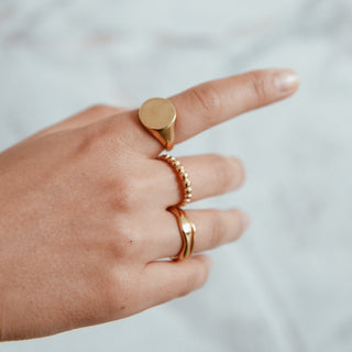 Lord Signet Ring detail - 18k gold-plated ring | Adelfi London