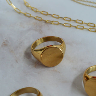 Lord Signet Ring detail - 18k gold-plated ring | Adelfi London