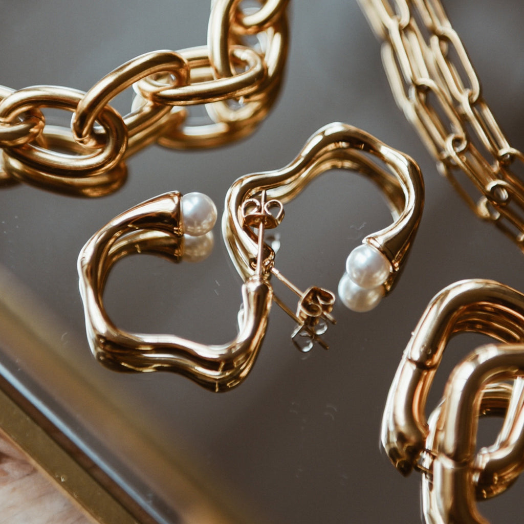 River pearl gold-plated hoop earrings - Adelfi London